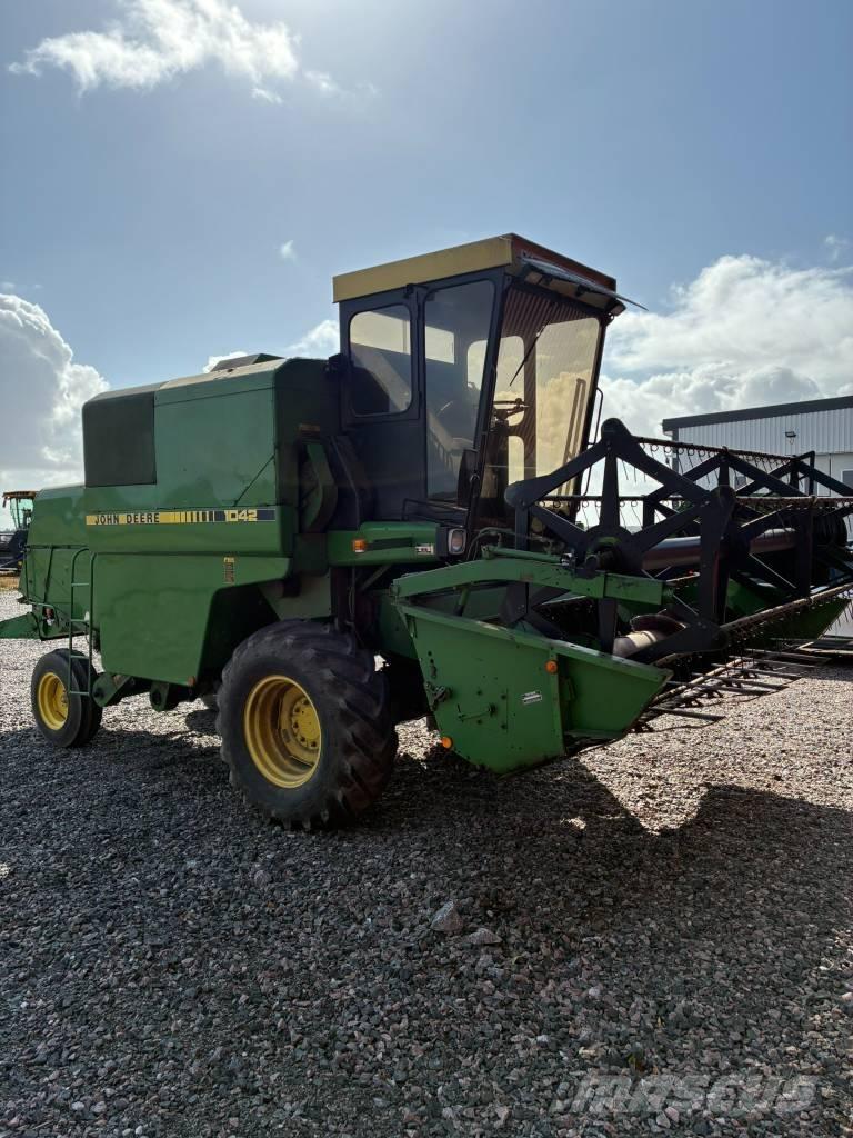 John Deere 1042 Mietitrebbiatrici