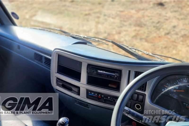 Nissan UD80 Camion altro