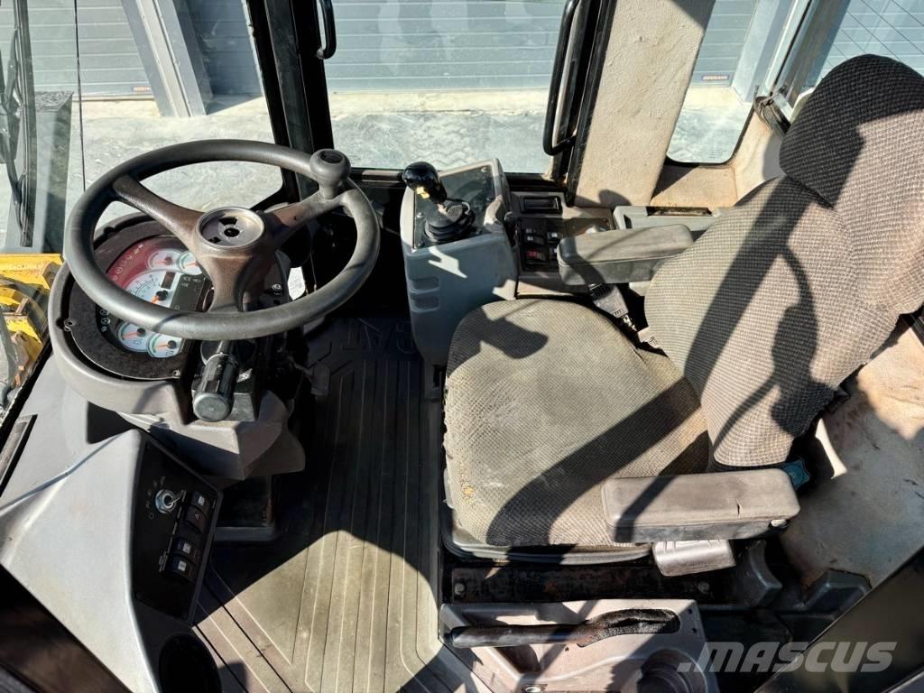 CAT 924 G Pale gommate
