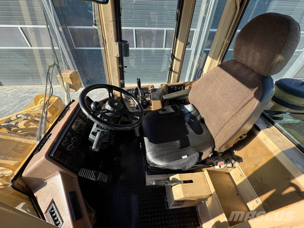 CAT 938 F Pale gommate