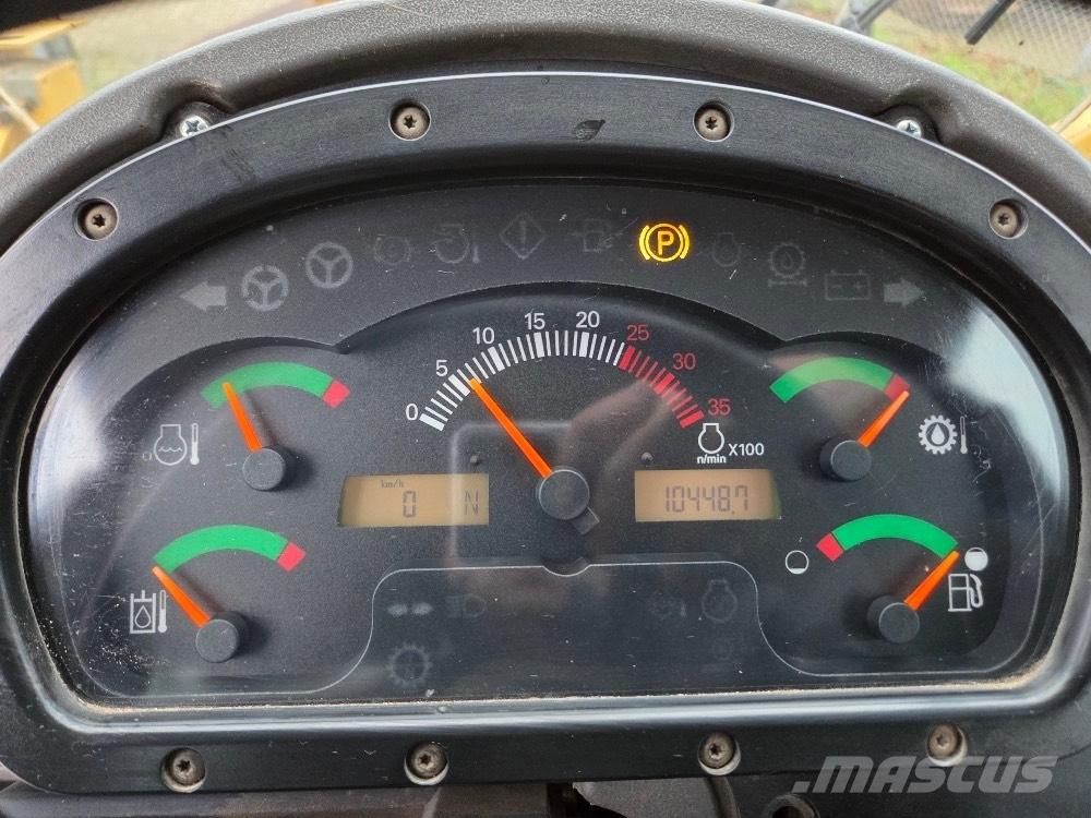 CAT 938G Pale gommate