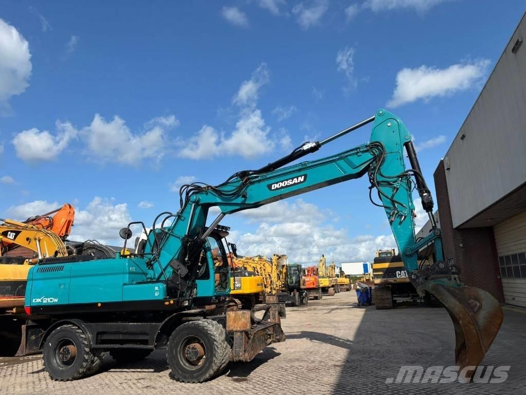 Doosan DX 210 W Escavatori gommati