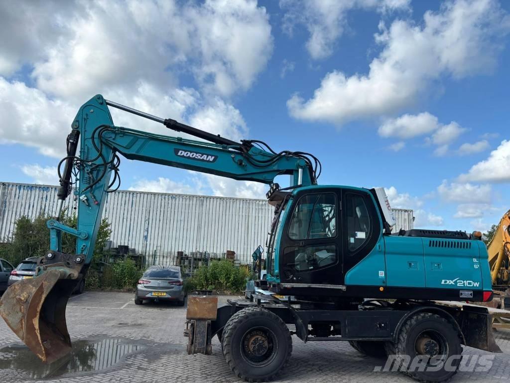 Doosan DX 210 W Escavatori gommati