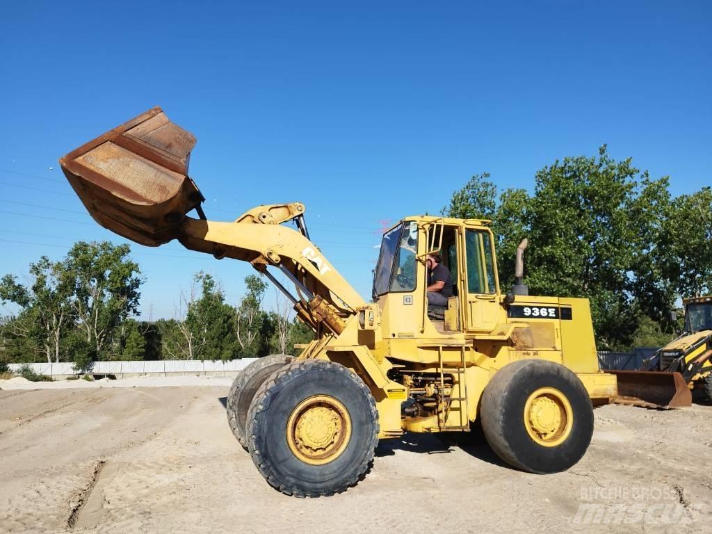 CAT 936 E Pale gommate
