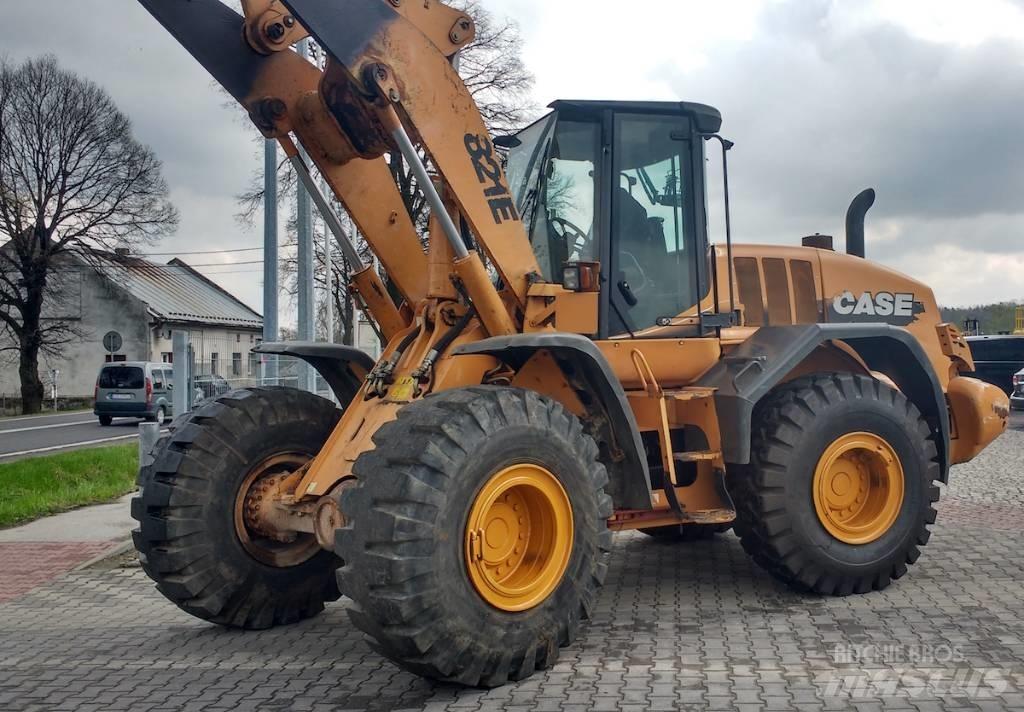 CASE 821 E Pale gommate