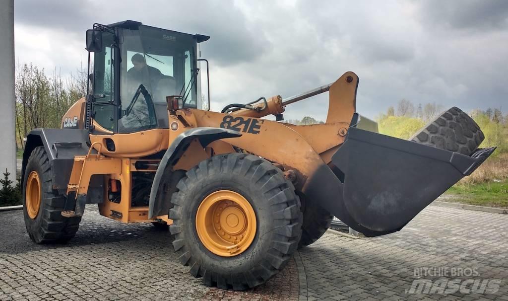 CASE 821 E Pale gommate
