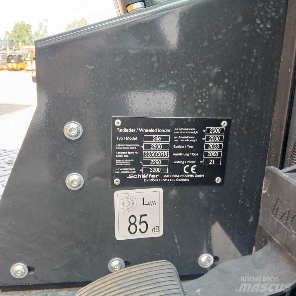 Schäffer Lader 24e Mini Pale Gommate