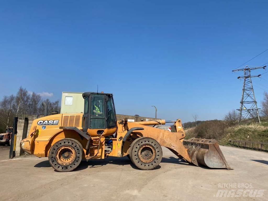 CASE 821 F Pale gommate