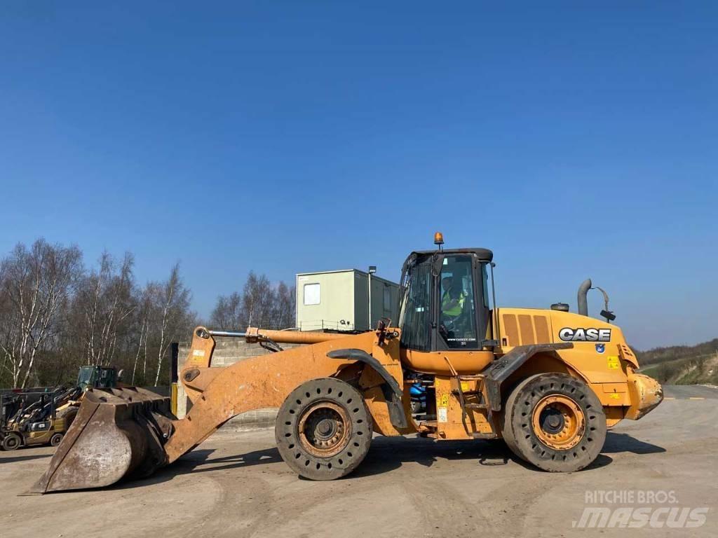 CASE 821 F Pale gommate