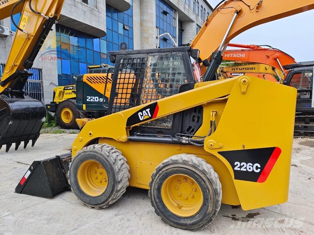 CAT 226 C Mini Pale Gommate
