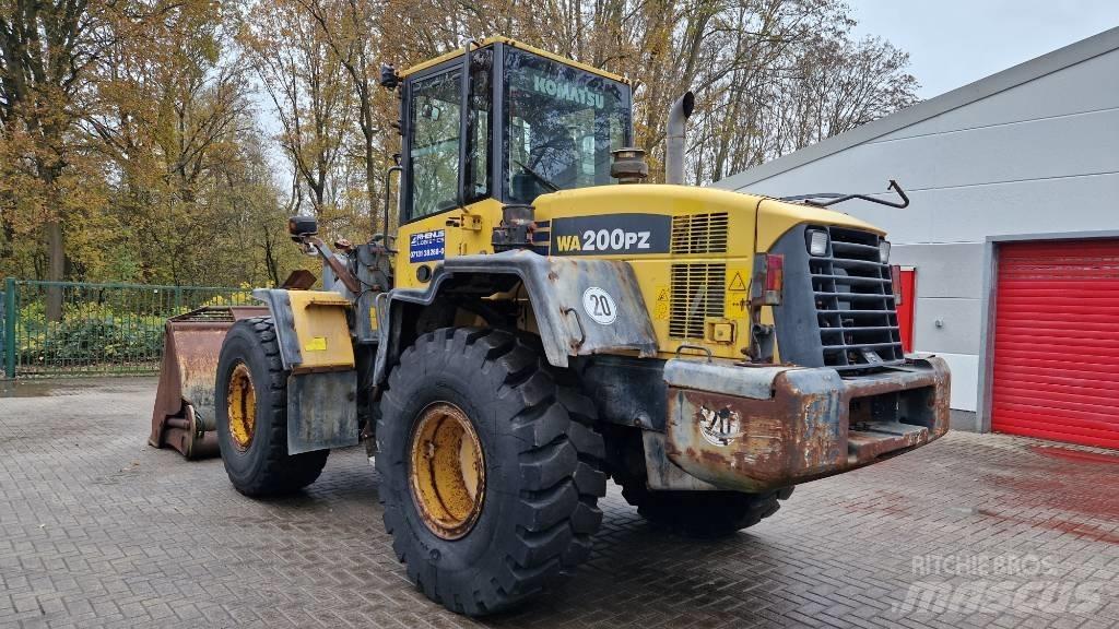 Komatsu WA 200 PZ-6 Pale gommate