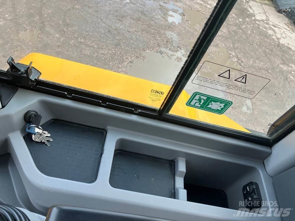 JCB 411 Pale gommate