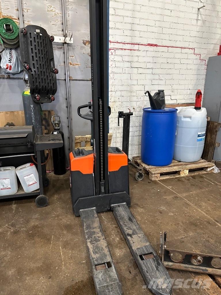 Toyota HWE 100 Transpallet uomo a terra