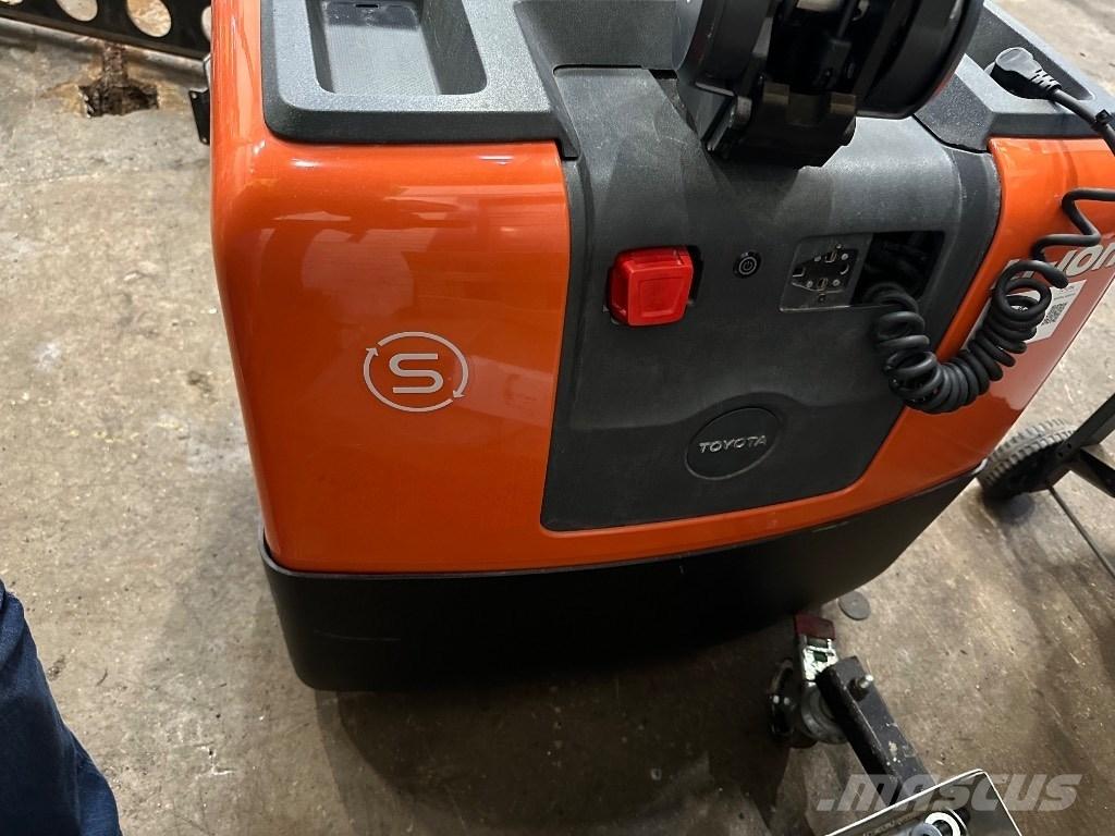 Toyota HWE 100 Transpallet uomo a terra