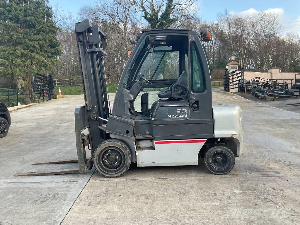 Nissan 30 Forklift Sollevatori telescopici