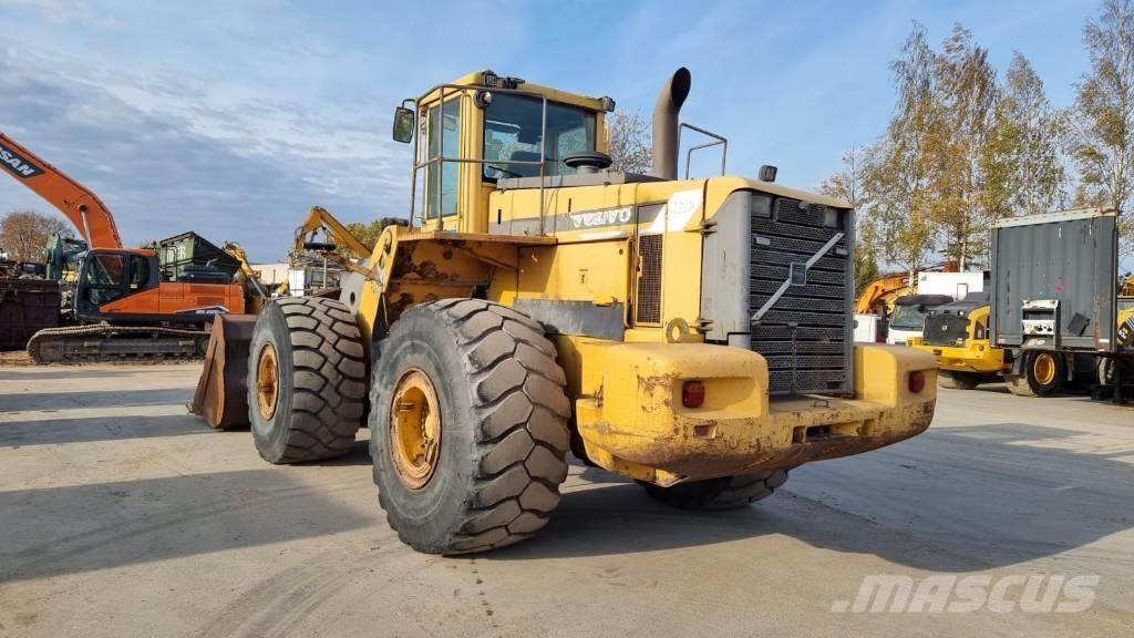 Volvo L 220 D Pale gommate