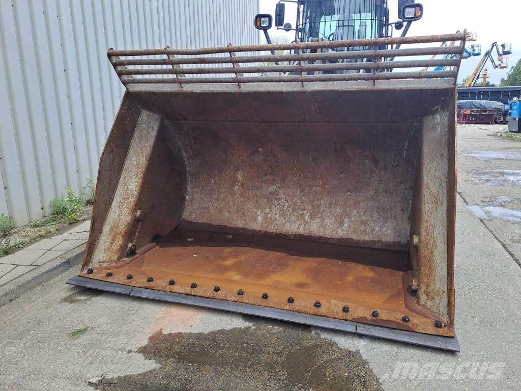 Doosan DL 250 Pale gommate