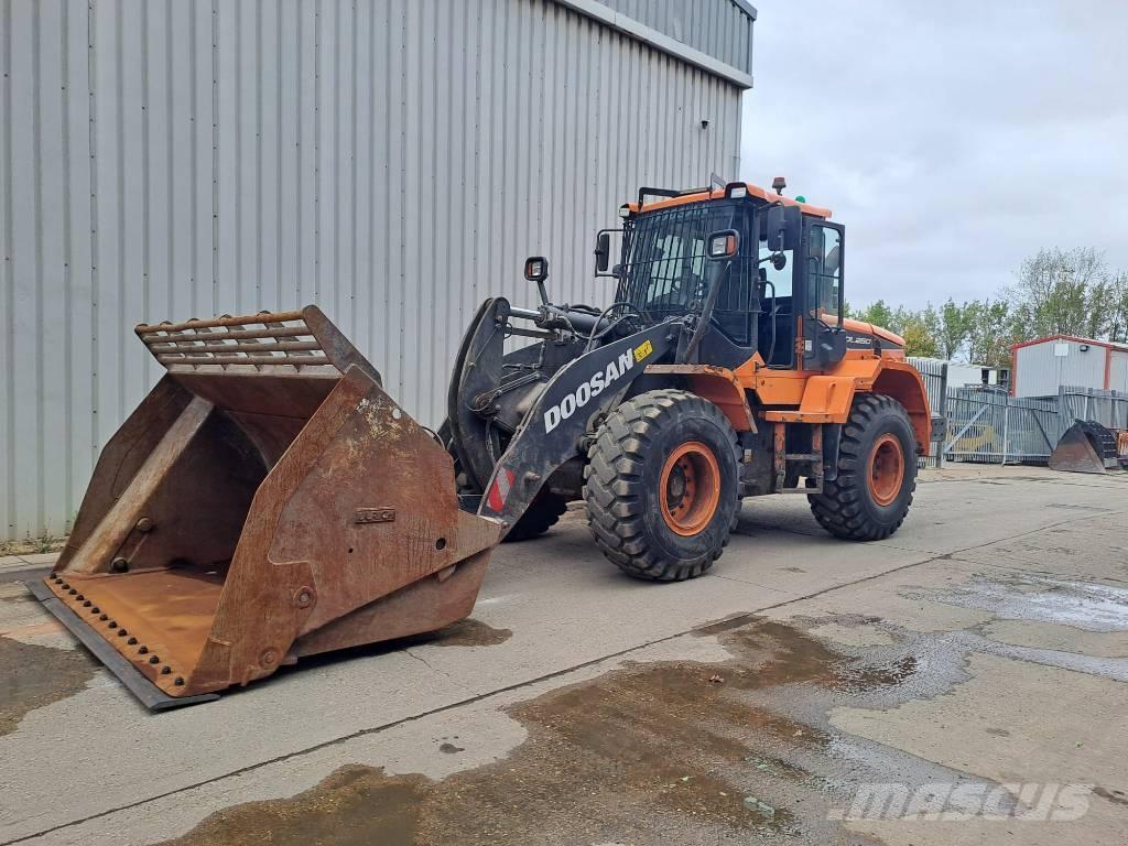 Doosan DL 250 Pale gommate