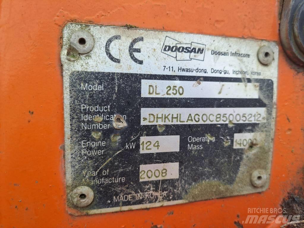 Doosan DL 250 Pale gommate