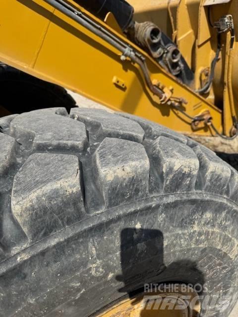 CAT 930 H Pale gommate