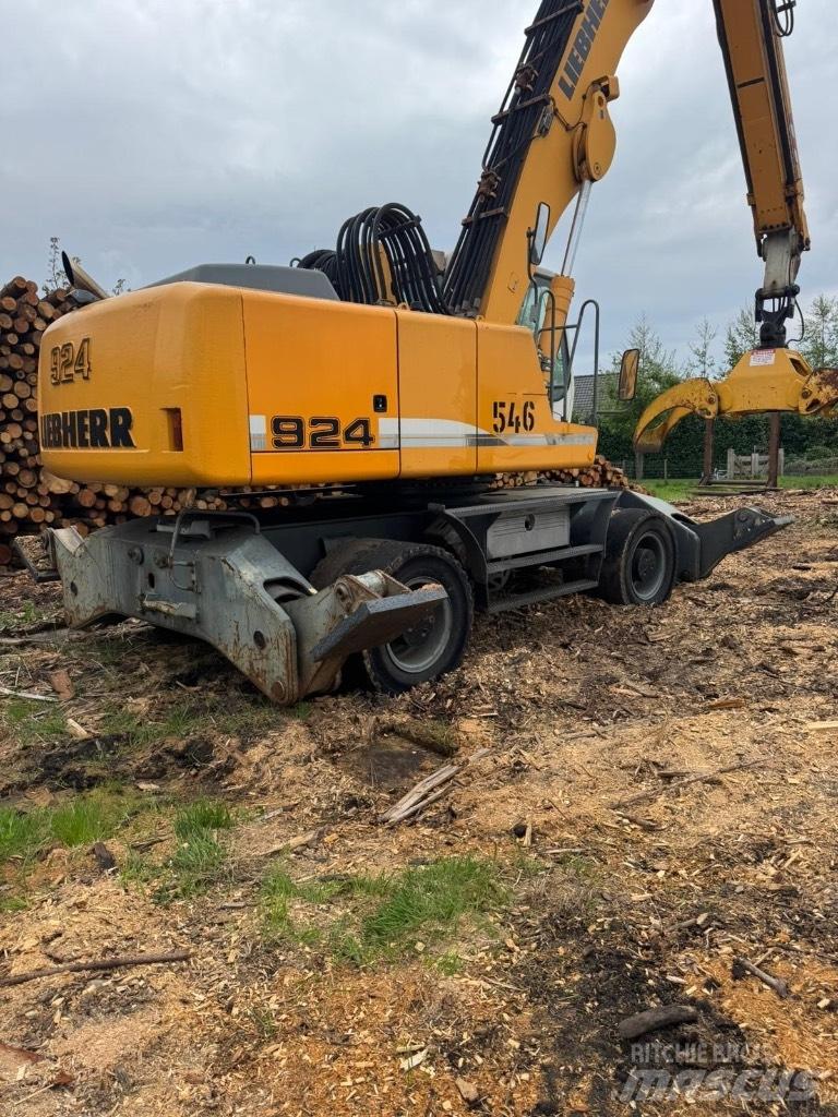 Liebherr A 924 C Caricatronchi con base su rimorchio
