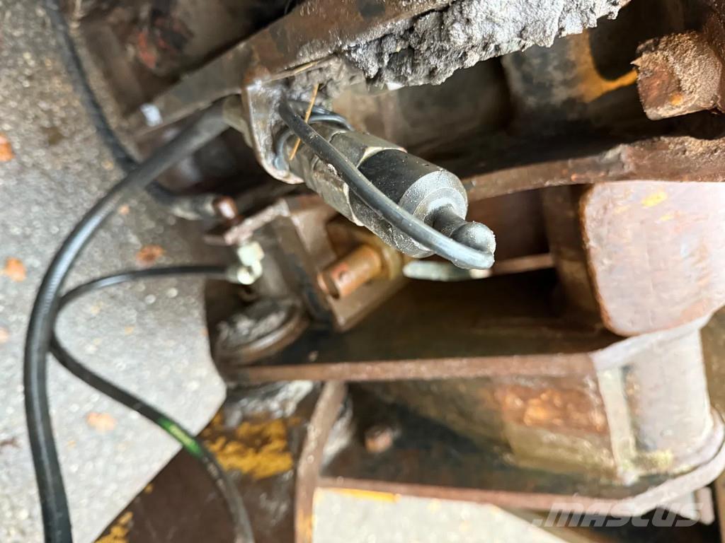 CAT 928F Pale gommate