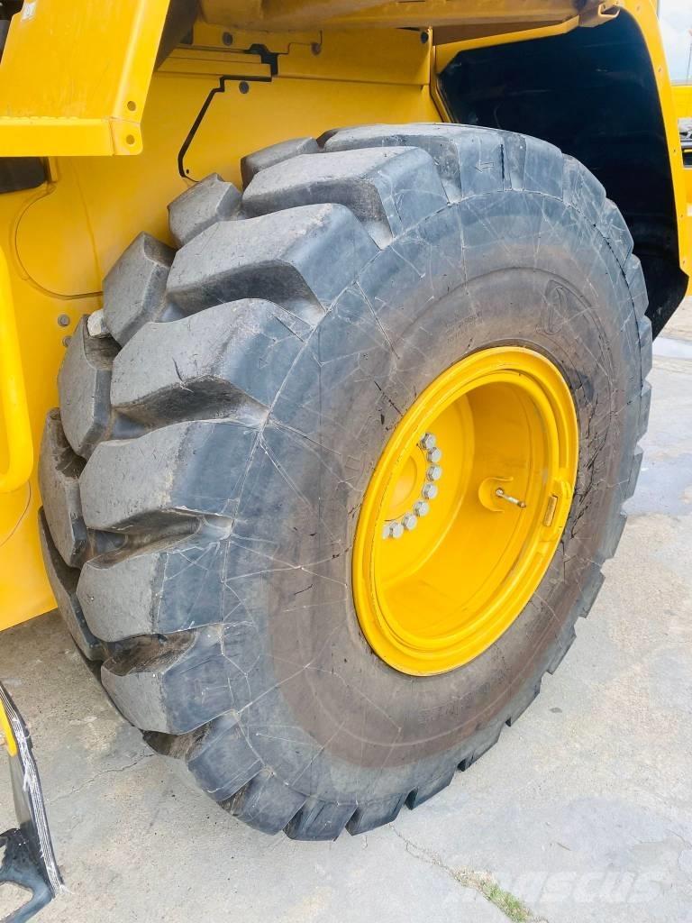 CAT 926m Pale gommate