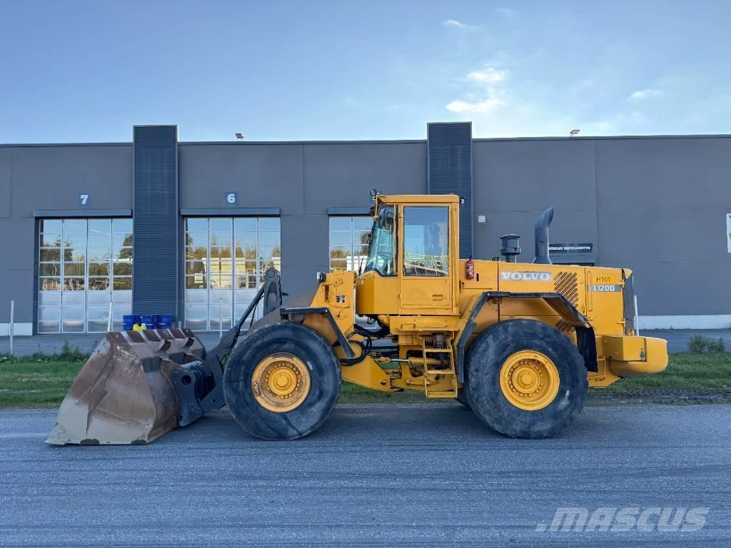 Volvo L 120 D Pale gommate