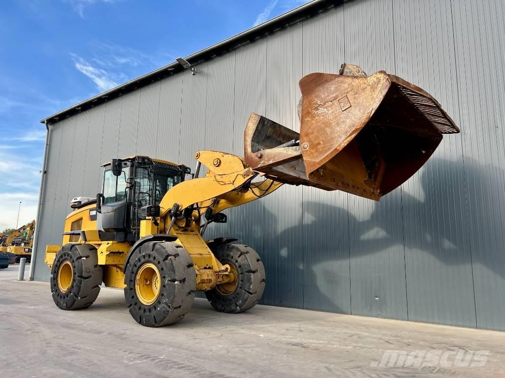 CAT 930M Pale gommate