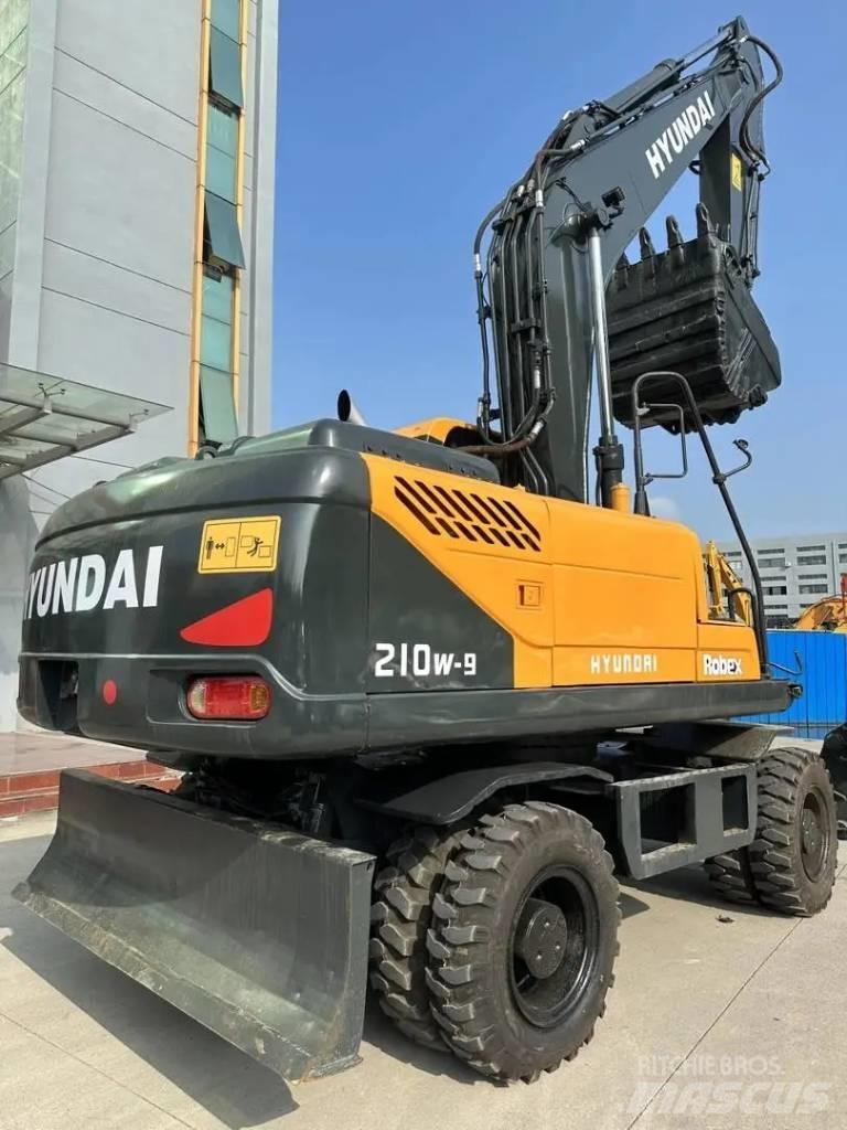 Hyundai R210W-9 Escavatori gommati