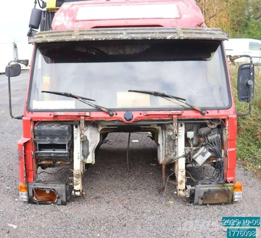 Scania P 82 M Cabine e interni