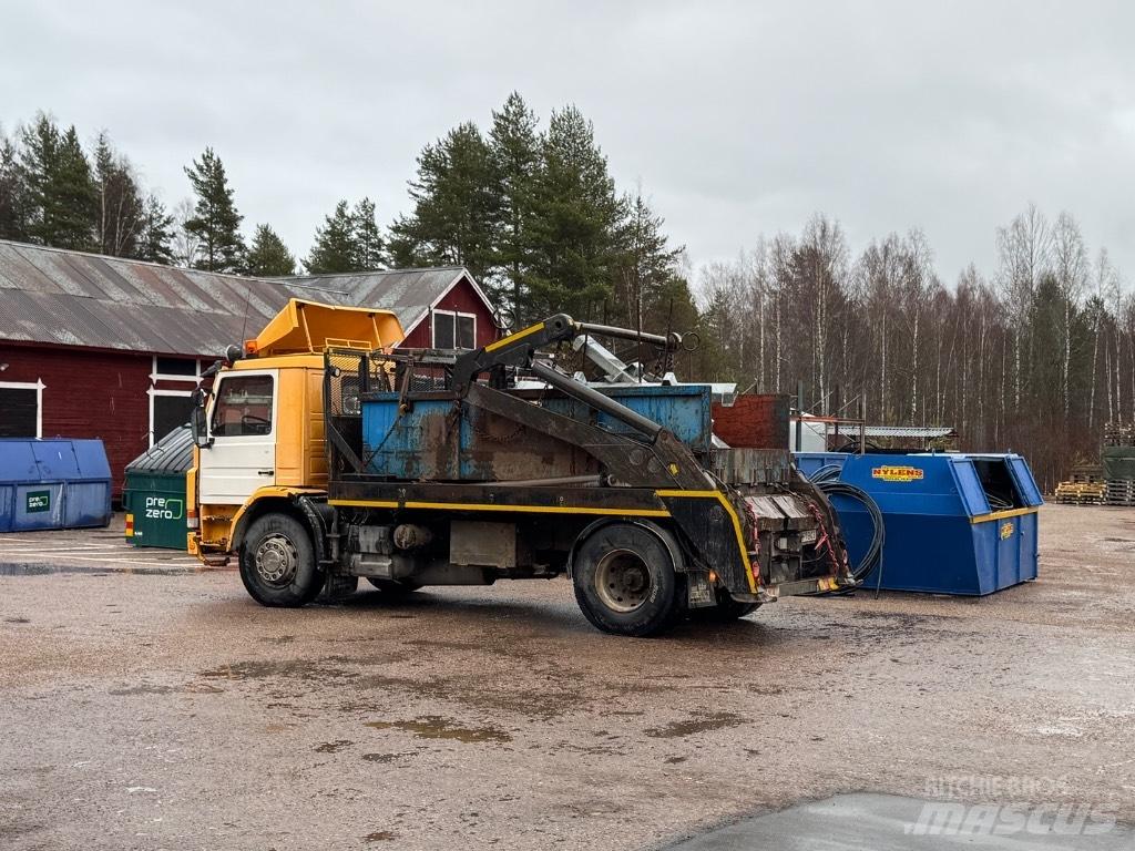 Scania P 82 H Camion con cassone scarrabile