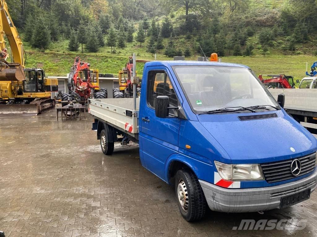 Mercedes-Benz 208 D Camion con sponde ribaltabili
