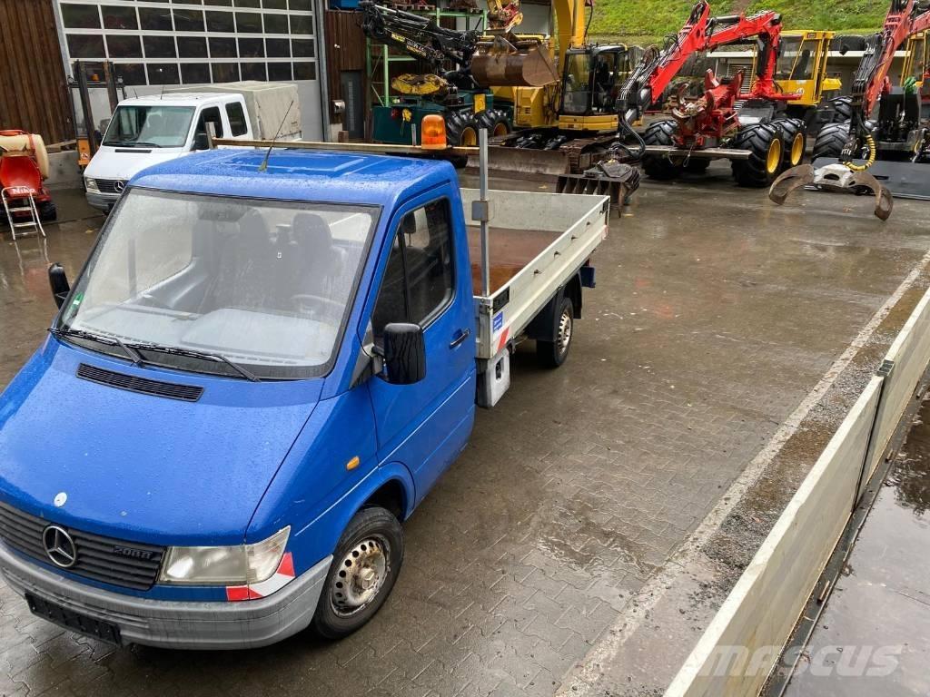 Mercedes-Benz 208 D Camion con sponde ribaltabili