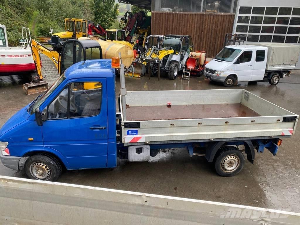 Mercedes-Benz 208 D Camion con sponde ribaltabili