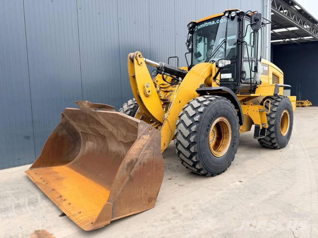 CAT 930M Pale gommate
