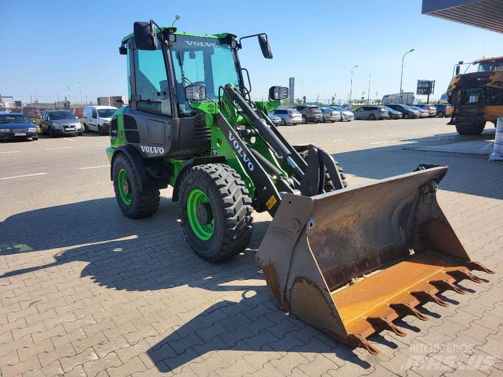 Volvo JL25H ELECTRIC Pale gommate