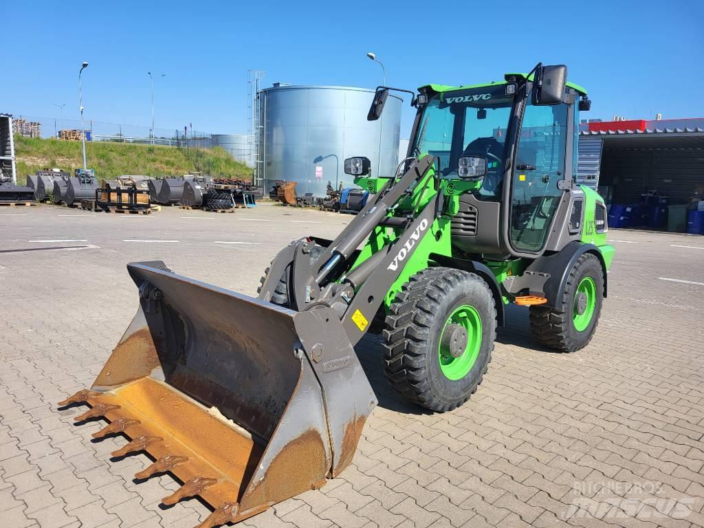 Volvo JL25H ELECTRIC Pale gommate