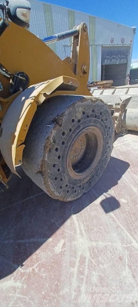 CAT 930 M Pale gommate