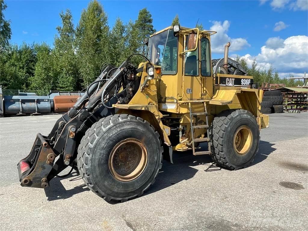 CAT 936F Pale gommate