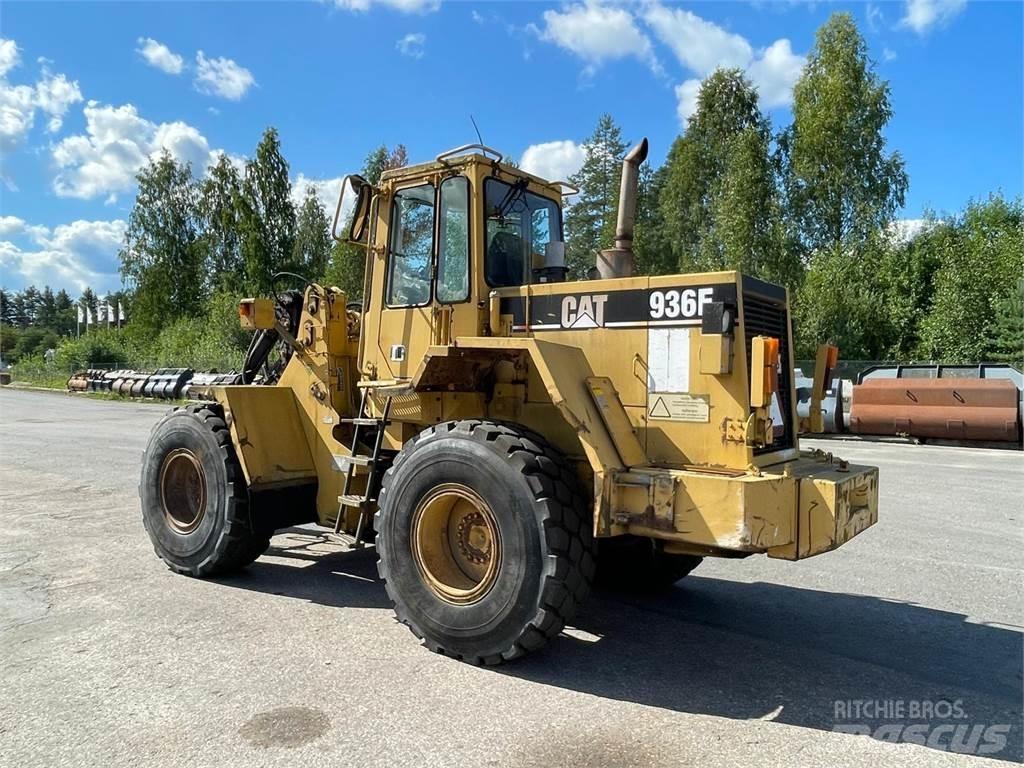 CAT 936F Pale gommate
