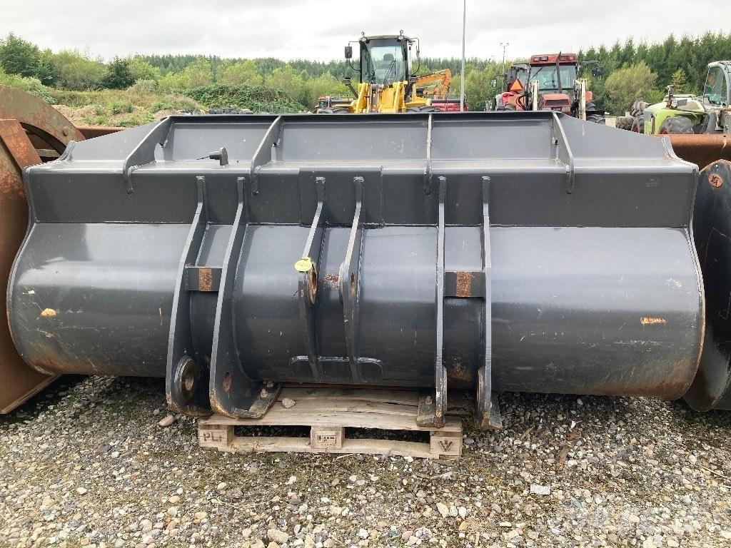 CASE 821 Skovl Pale gommate