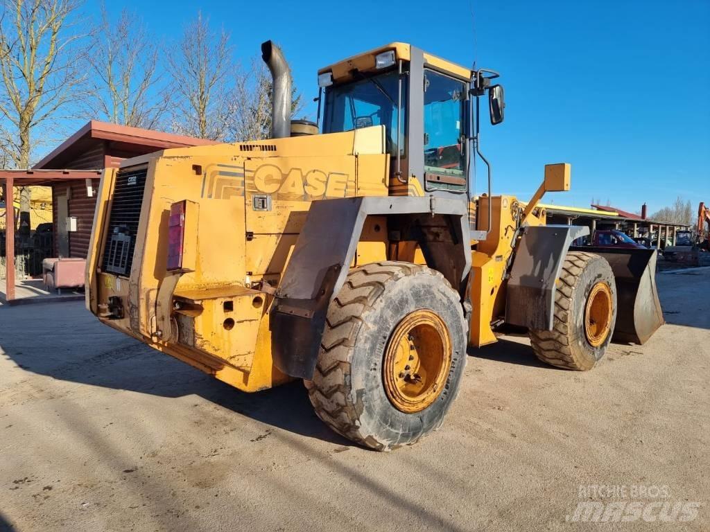 CASE 821 C Pale gommate