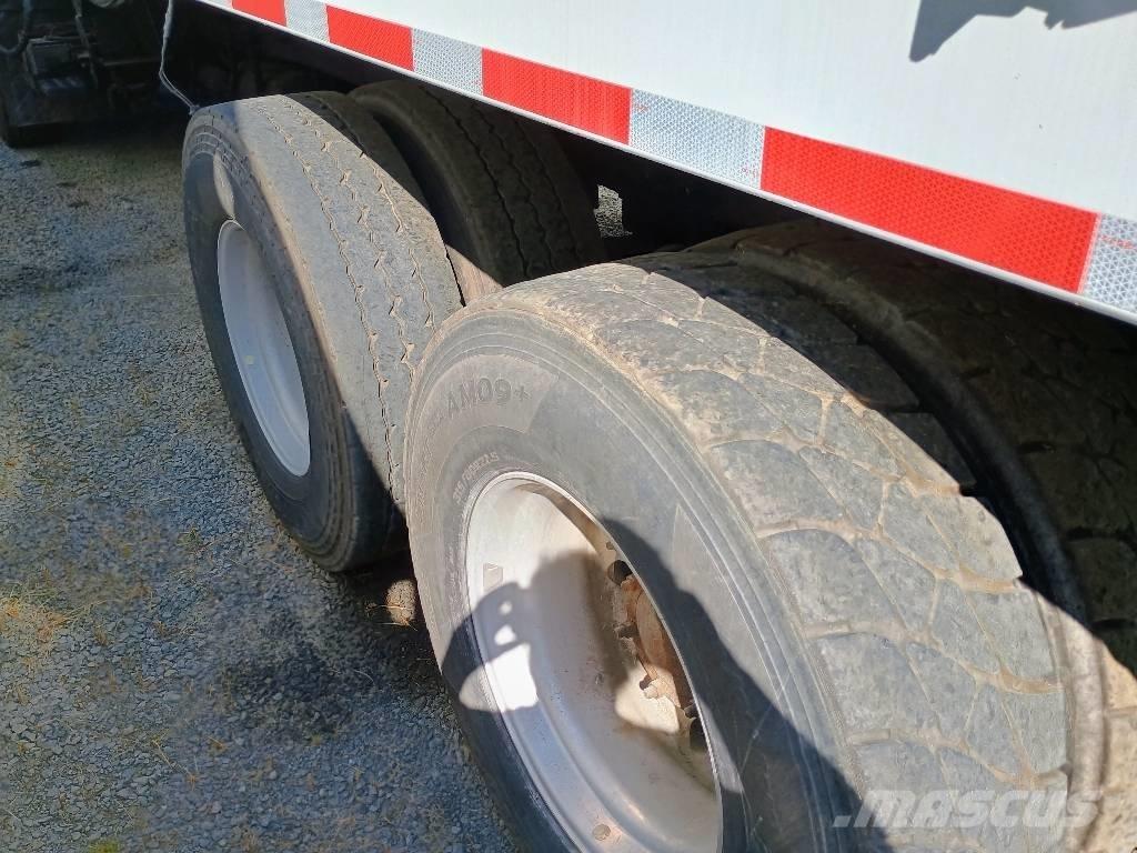 Mack MRU 613 Camion dei rifiuti