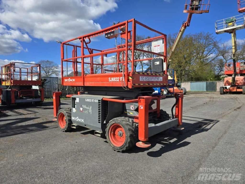 SkyJack SJ 6832 RT Piattaforme a pantografo