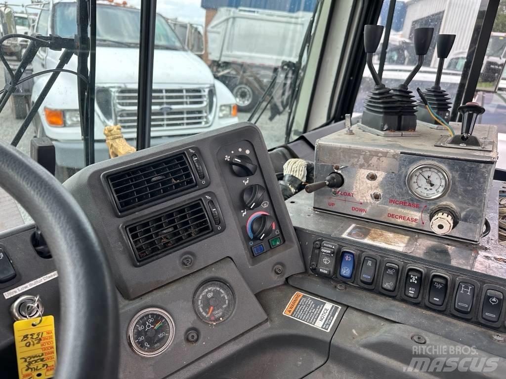 Mack MRU613 Camion dei rifiuti