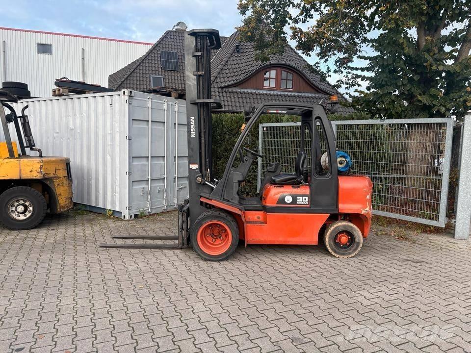 Nissan UGD02 A 30 PQ Carrelli elevatori GPL