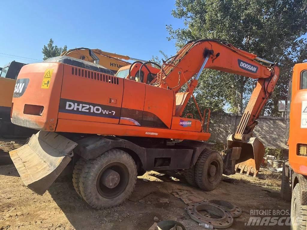 Doosan DH210W Escavatori gommati