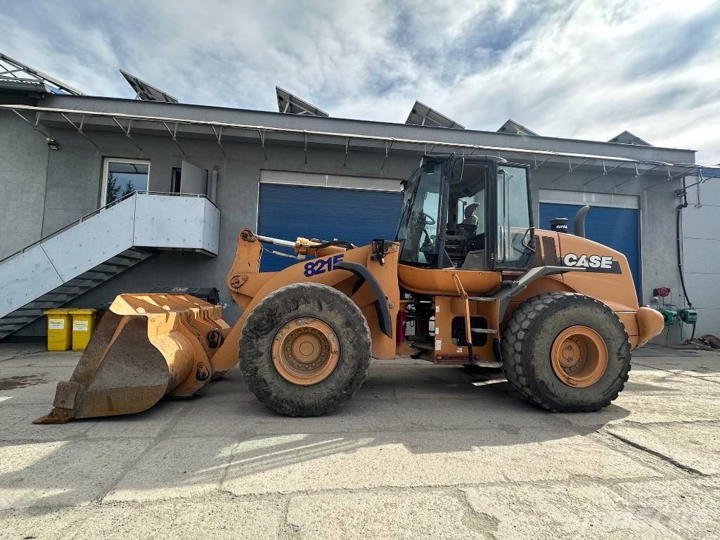 CASE 821 E Pale gommate