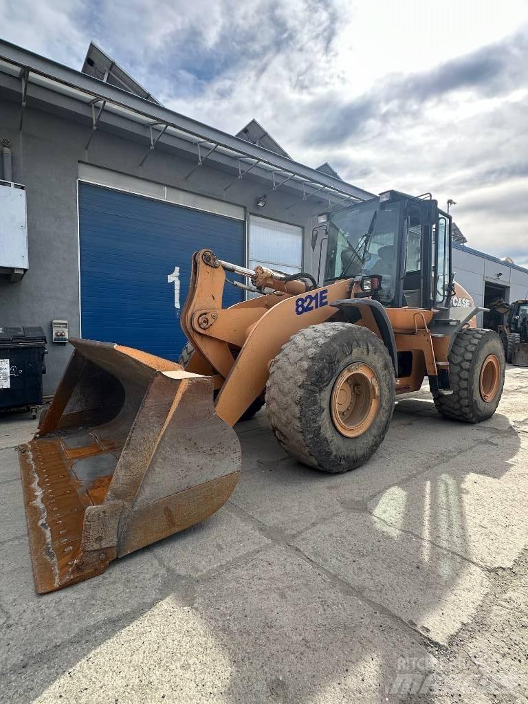 CASE 821 E Pale gommate